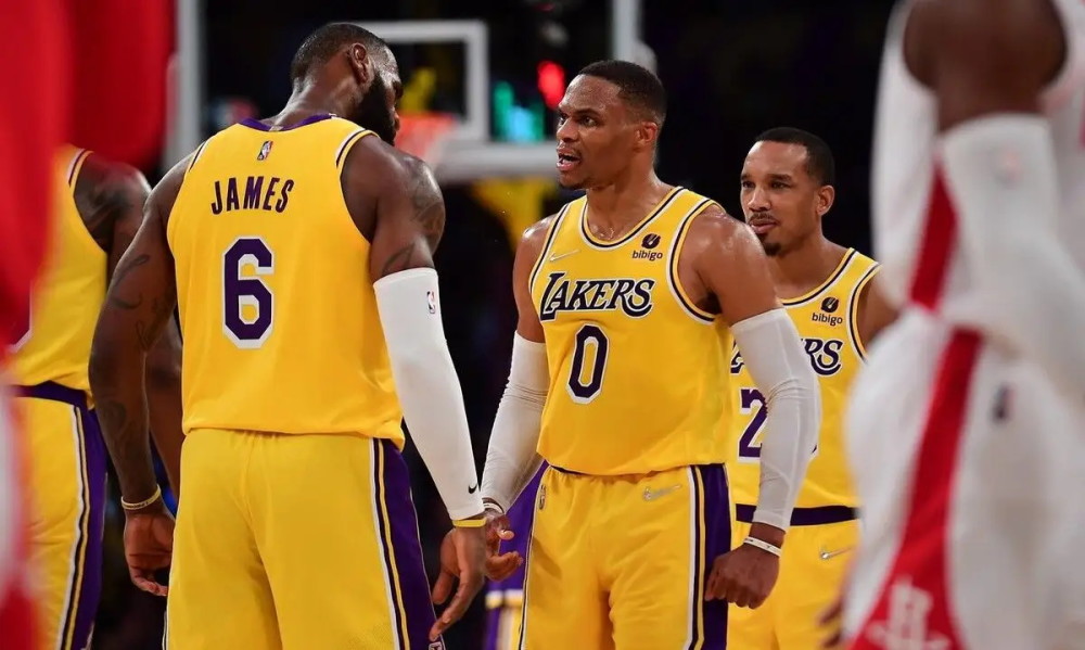  詹姆斯全能发挥湖人加时险胜掘金夺榜首